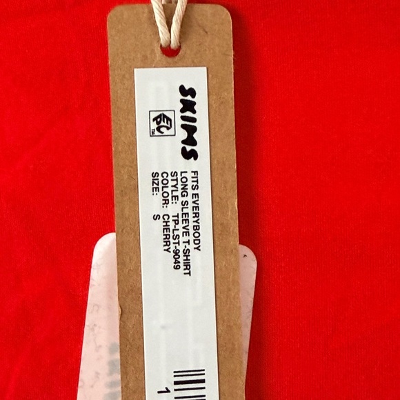 SKIMS Fits Everybody Long Sleeve Crewneck T-Shirt Cherry Sz Small TP-LST-9049 - Picture 4 of 5